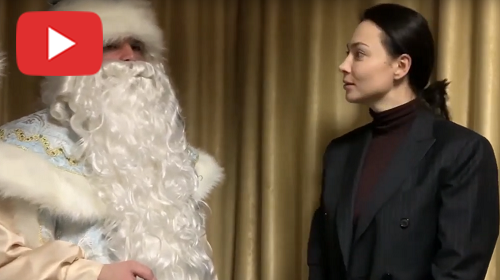Дед Мороз поздравляет Настасью Самбурскую.